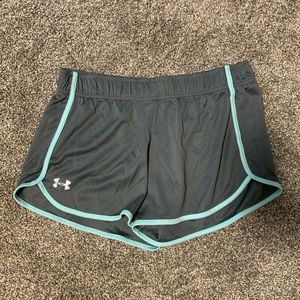 Women’s M underarmour shorts